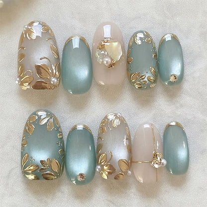 Kunstnagelset mit floralen Goldakzenten und eleganten Designs Brehn