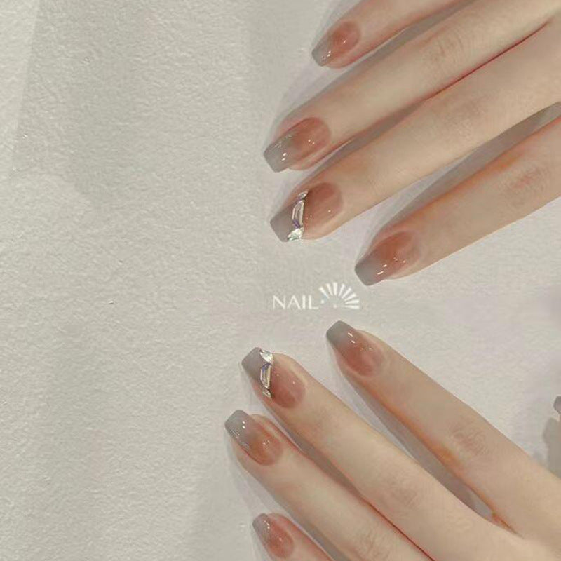 Kunstnagelset mit elegantem Ombre-Design und funkelnden Applikationen Brehn