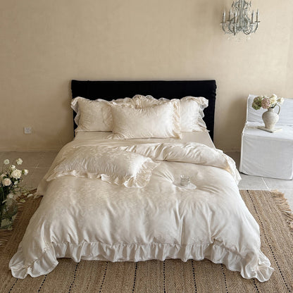 Luxuriöse Bettwäsche-Garnitur aus Mako‑Satin mit Rüschenbordüre und feinem Blumen‑Jacquard Brehn
