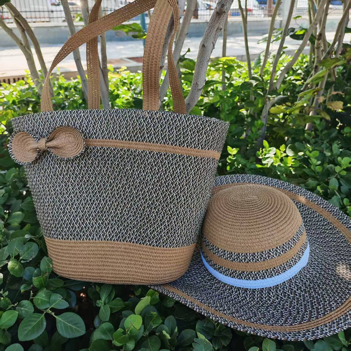 Eleganter Sonnenhut mit Breiter Krempe und Dezentem Streifenmuster Brehn