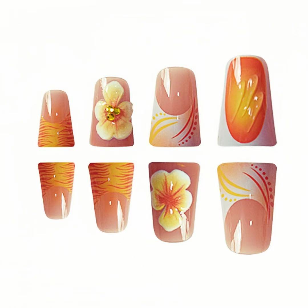 Künstlerisches Florales Press-On Nageldesign Brehn