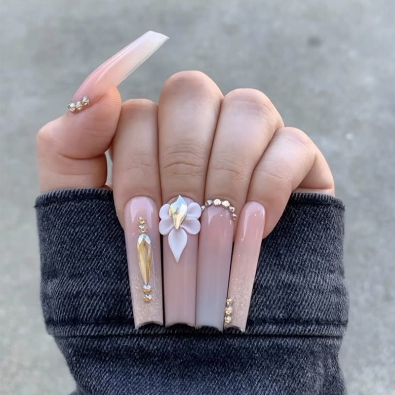 Dekorative Lange Stiletto Press-On Nägel mit Floralen und Edelstein Akzenten Brehn