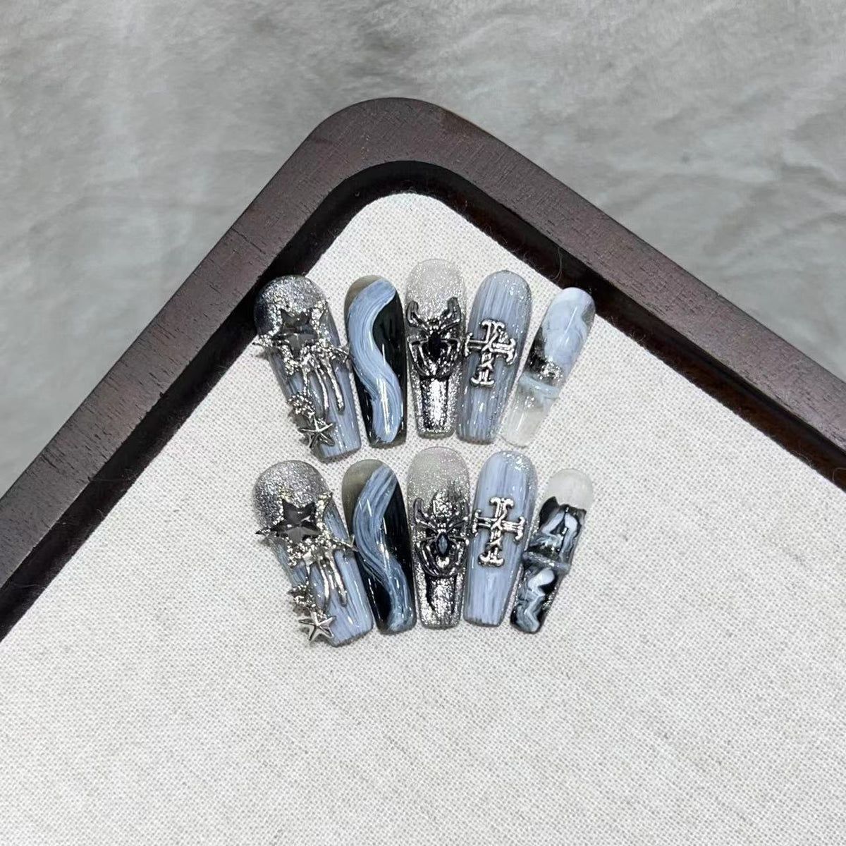 Glamouröses Press-On Nagelkunstset mit dekorativen metallischen Elementen Brehn