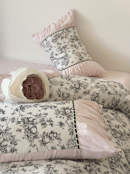 Romantische Baumwoll-Perkal Bettwäschegarnitur mit feinem Toile‑Print und Rüschenbesatz