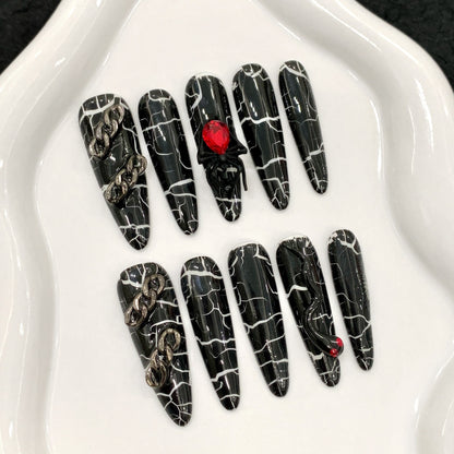 Künstlerisches Druck-Nagelset mit modernem schwarzem Marmor-Design