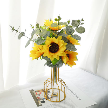 Lebensechte Blumenarrangement