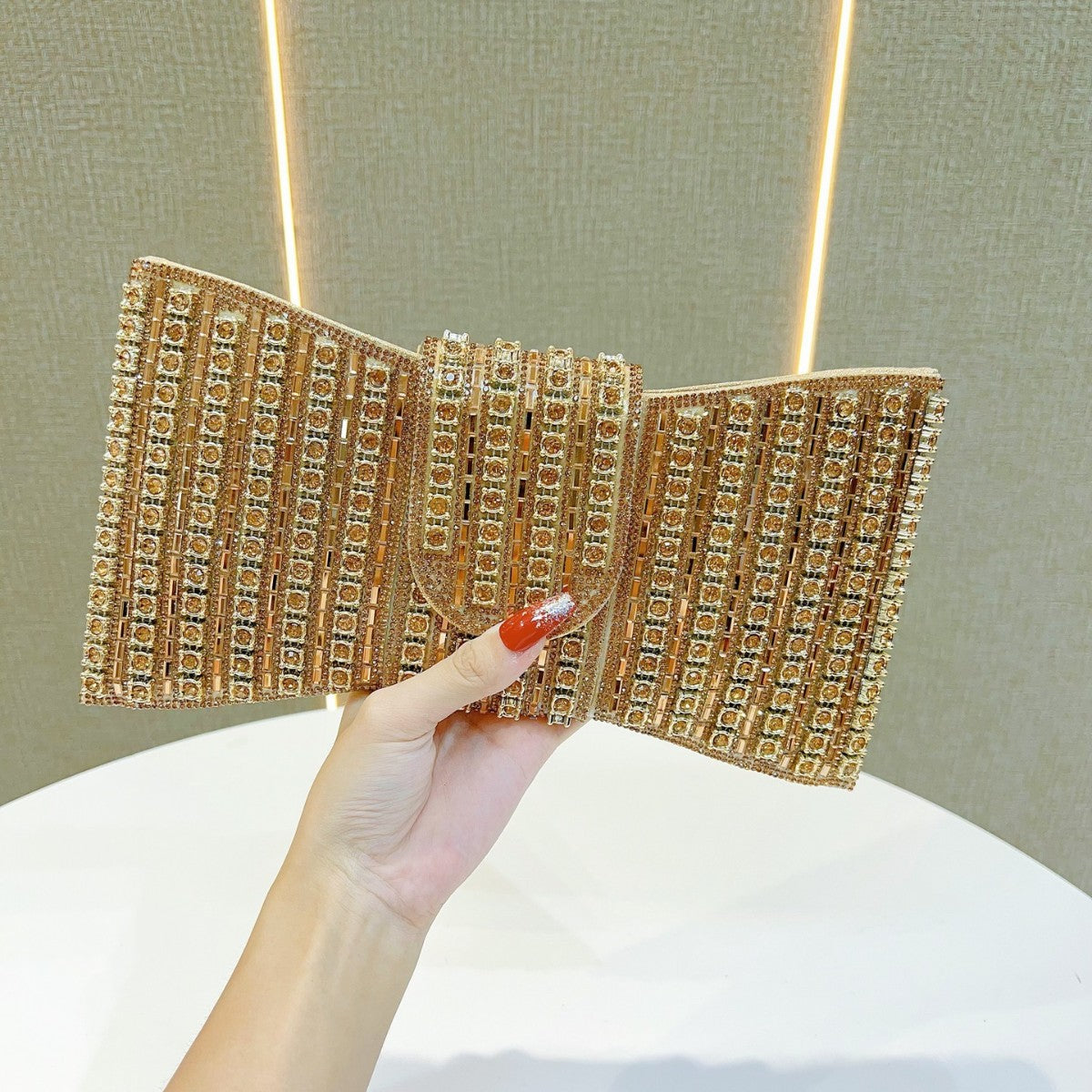 Glamouröse, mit Rhinestones besetzte Abend-Clutch