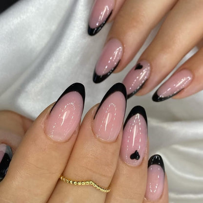 Elegante Stiletto Press-On Nagelspitzen mit Herz-Akzenten