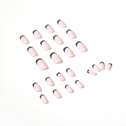 Kunstvolle Nagelkunst mit eleganten Farbverlauf und Spitzen Brehn