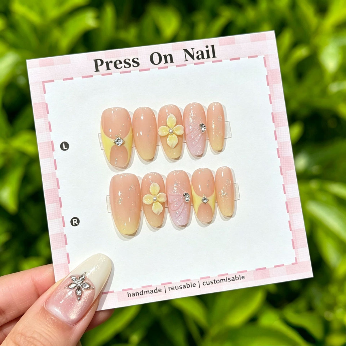 Künstlerisches Press-On Nail Art Set mit niedlichen Charakteren und Schleifenakzenten