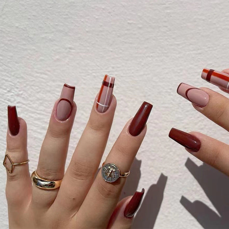 Kunstvolle Gel-Nägel mit elegantem Floral-Design und Glitzerakzenten Brehn