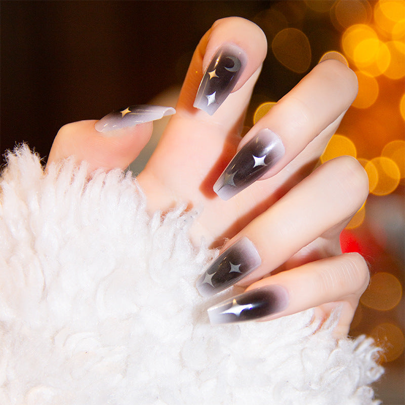 Elegantes Nageldesign mit Schleifen- und Strassdetails Brehn