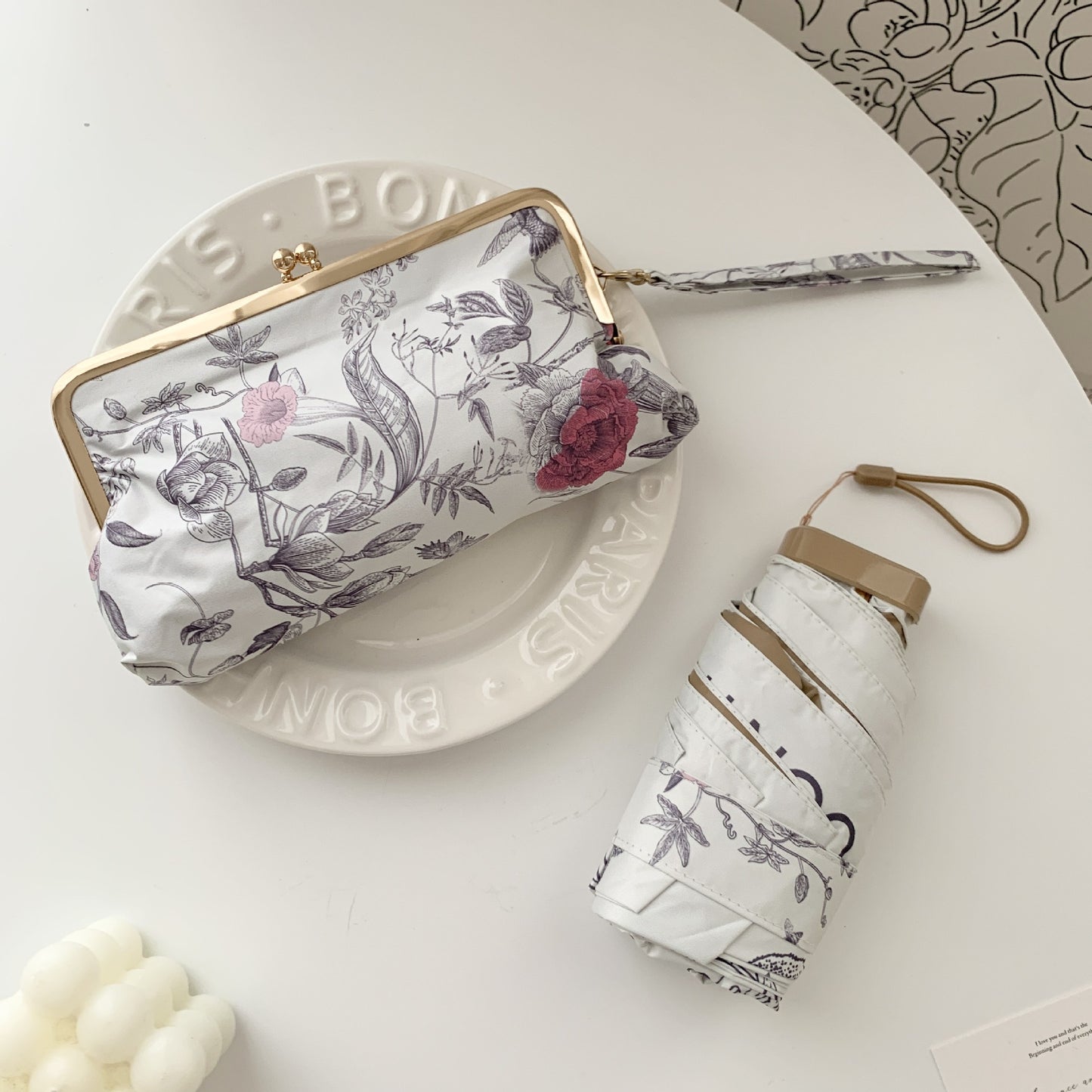 Damen eleganter Faltregenschirm mit floralem Design und praktischem Etui Brehn