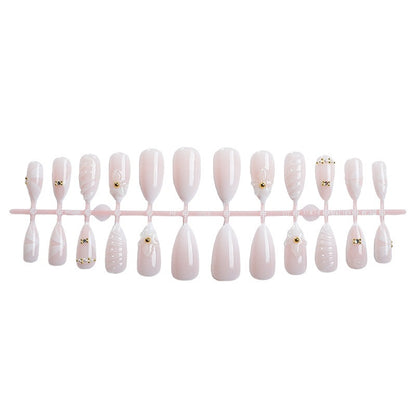 Kunstnagelset mit eleganten floralem Design und luxuriösen Akzenten Brehn