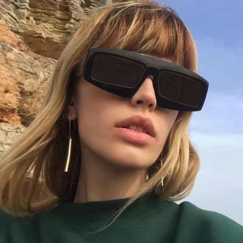 Damen futuristische Sonnenbrille im chunky Design Brehn