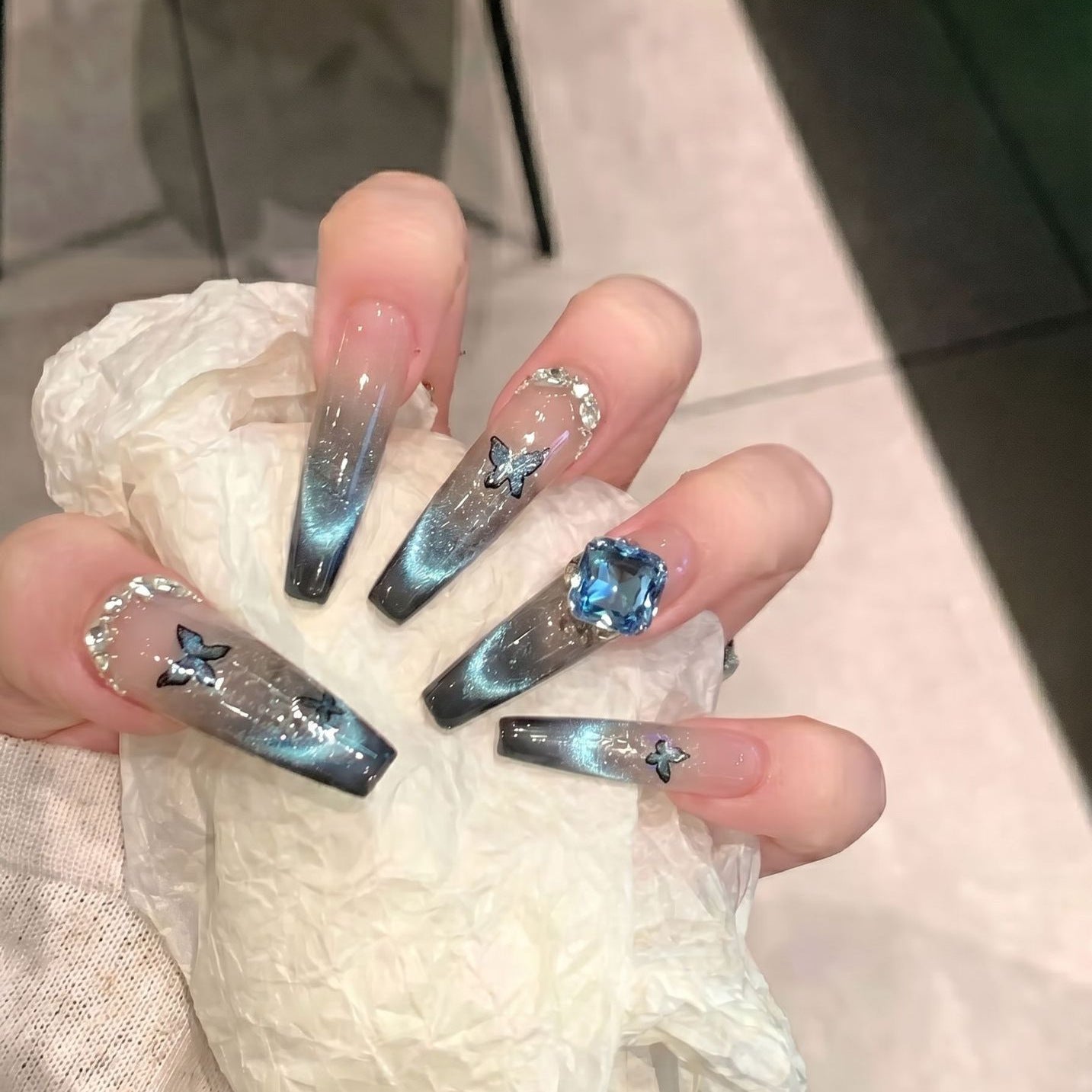 Künstlerisches Ombre Press-On Nagelkunstset mit Schmetterlings- und Edelsteinakzenten Brehn