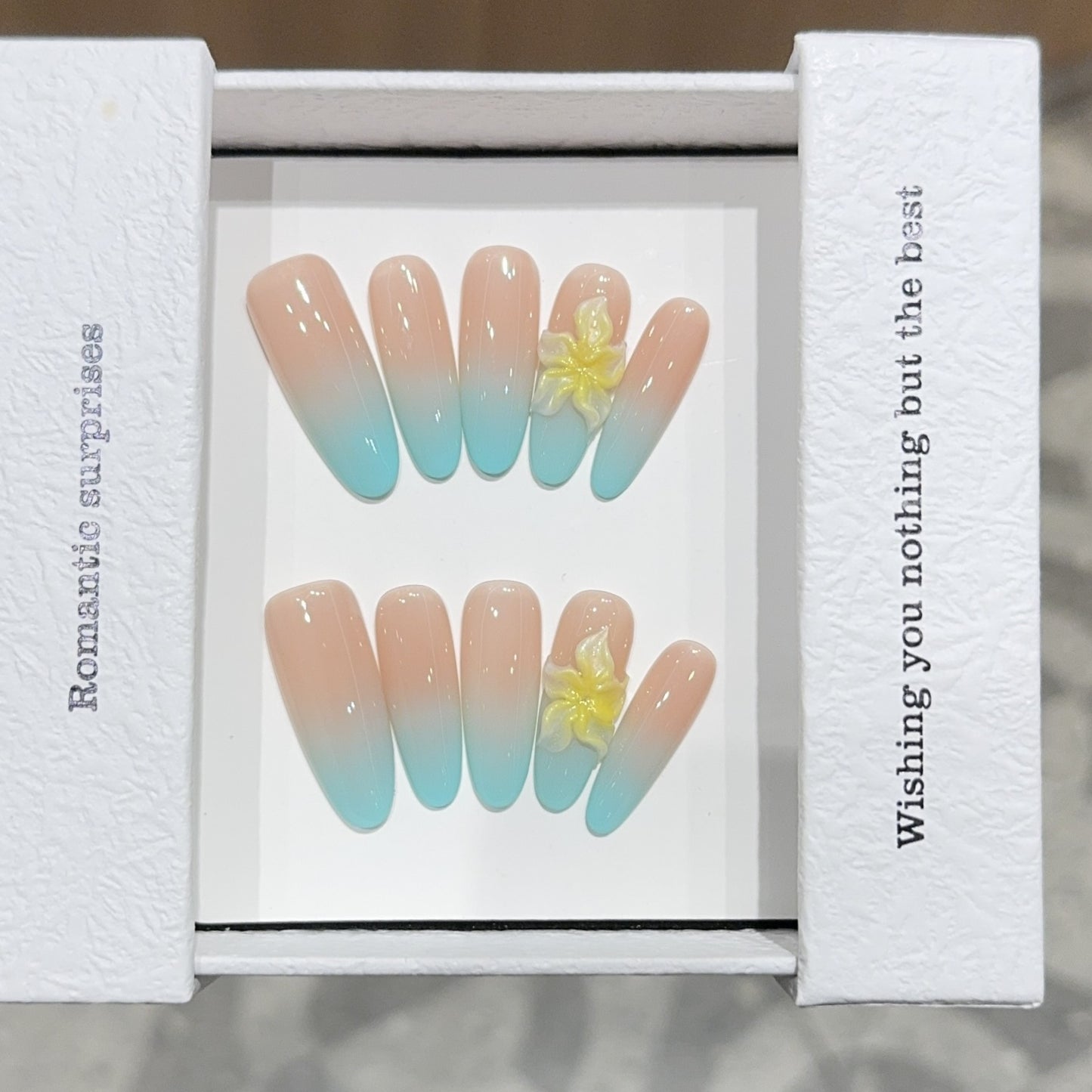 Kunstnägel mit Zauberhaftem Ombre-Effekt und Floralen Akzenten Brehn