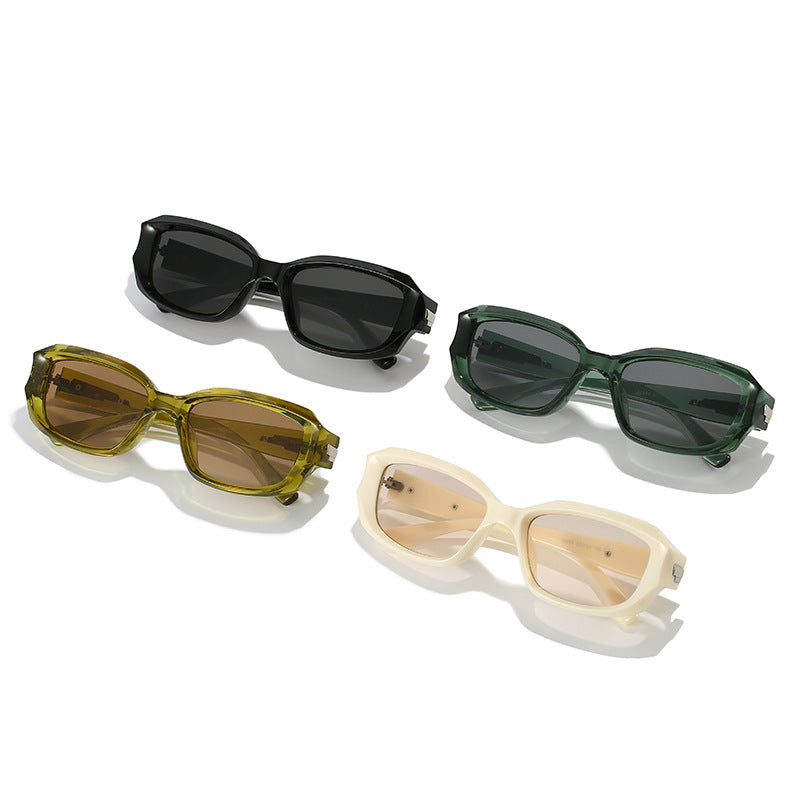 Retro-inspirierte winkelförmige Sonnenbrille mit einzigartigen dekorativen Details Brehn