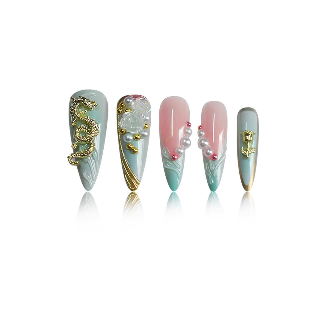 Luxuriöse Stiletto-Nagelverzierung mit floralen Akzenten Brehn