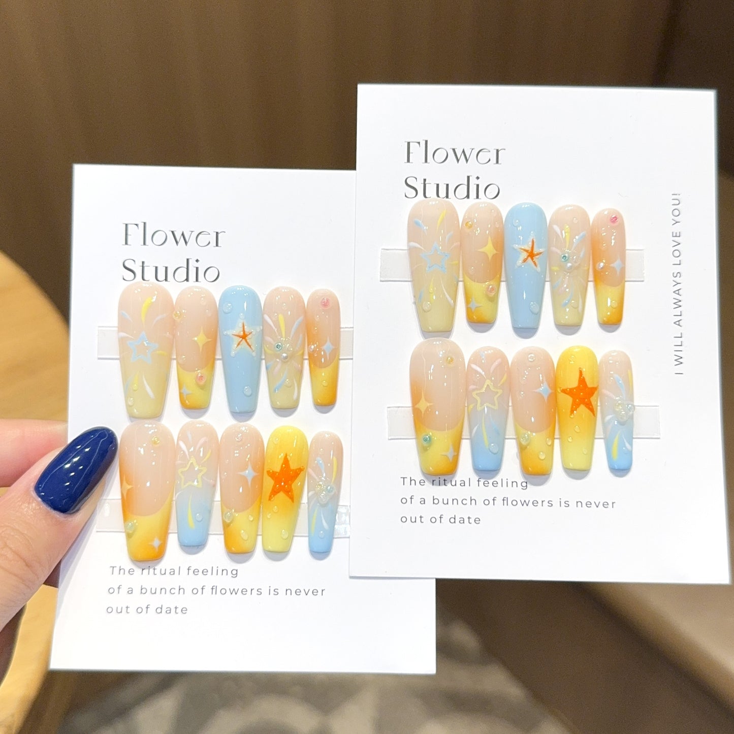 Kunstnägel Set mit Bunten Sternen und Floralem Design Brehn