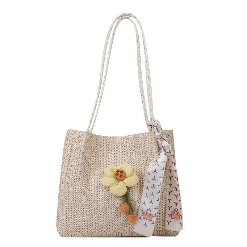 Blumengeschmückte Strohtasche