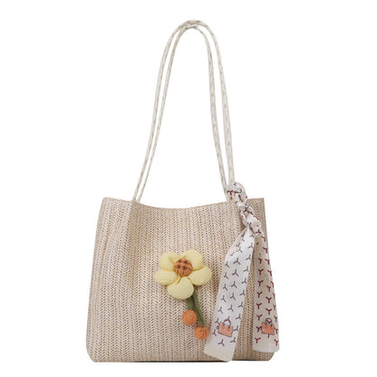 Blumengeschmückte Strohtasche