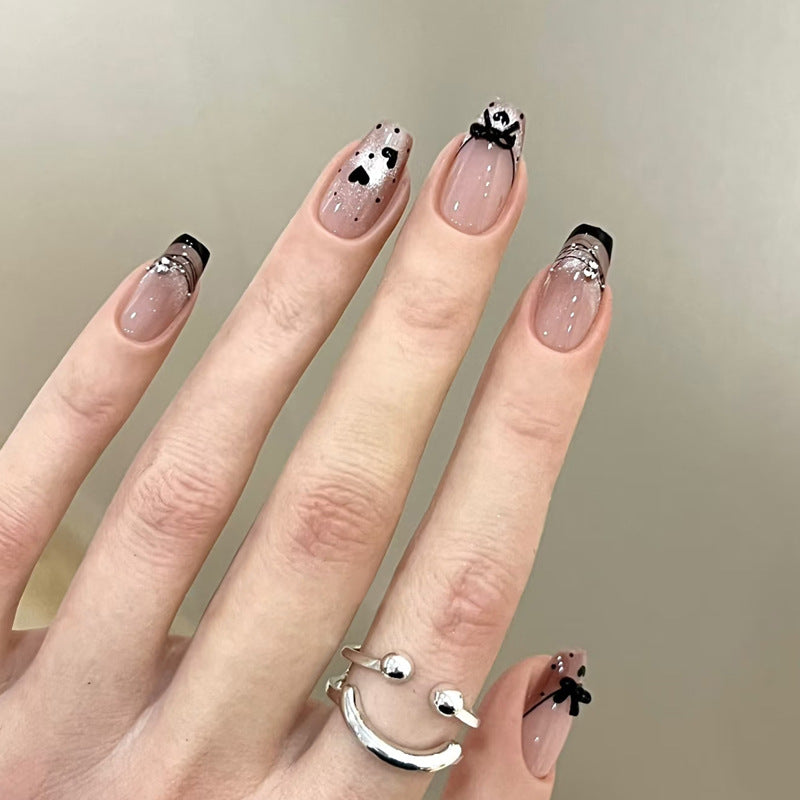 Elegantes kunstvolles Nageldesign mit Schleifen- und Glitzerelementen Brehn