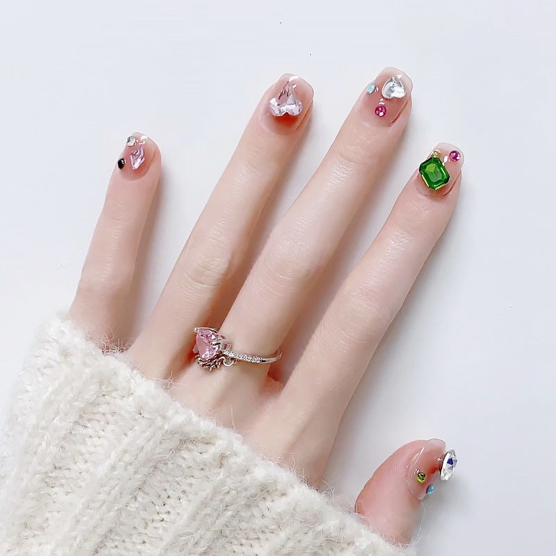 Kunstnagelset mit funkelnden 3D-Applikationen und wunderschönen Herzmotiven Brehn