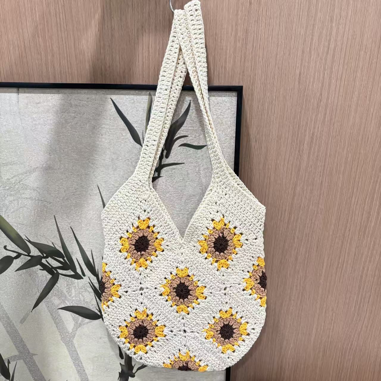 Handgefertigte Makramee Tasche mit Sonnenblumenmotiv Brehn