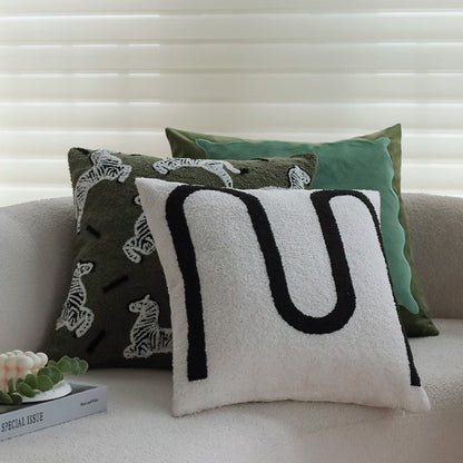 Quadratischer Zierkissenbezug im Teddy‑Bouclé mit erhabener Zebra‑Tuftapplikation Brehn