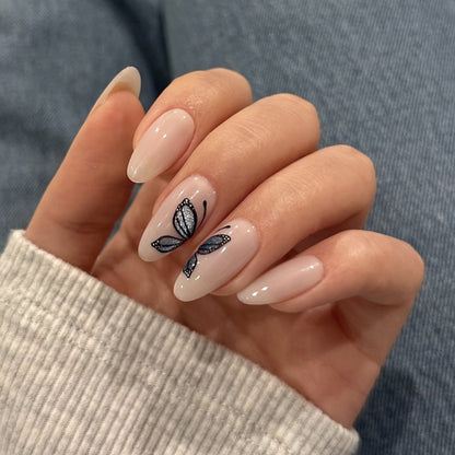 Kunstvolle Nagelverlängerungen mit zartem Schmetterlingsdesign Brehn