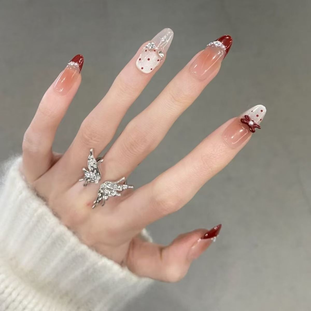 Elegante Druck-Nagelkunst mit künstlerischem French-Tip-Design Brehn