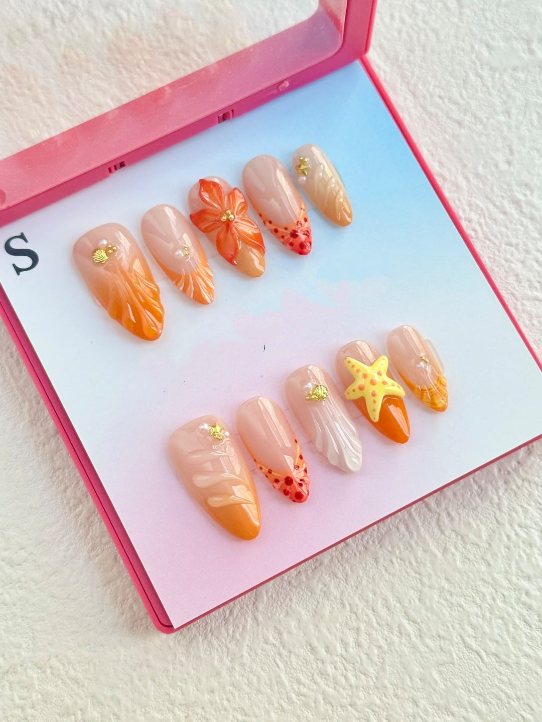 Künstlerisches Floral Press-On Nagelset mit von Ozean inspirierten Akzenten