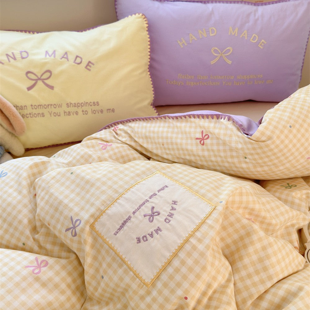 Gefüllte Steppdecke mit Karomuster, Wendbares Bett-Set und Bestickten Kissen