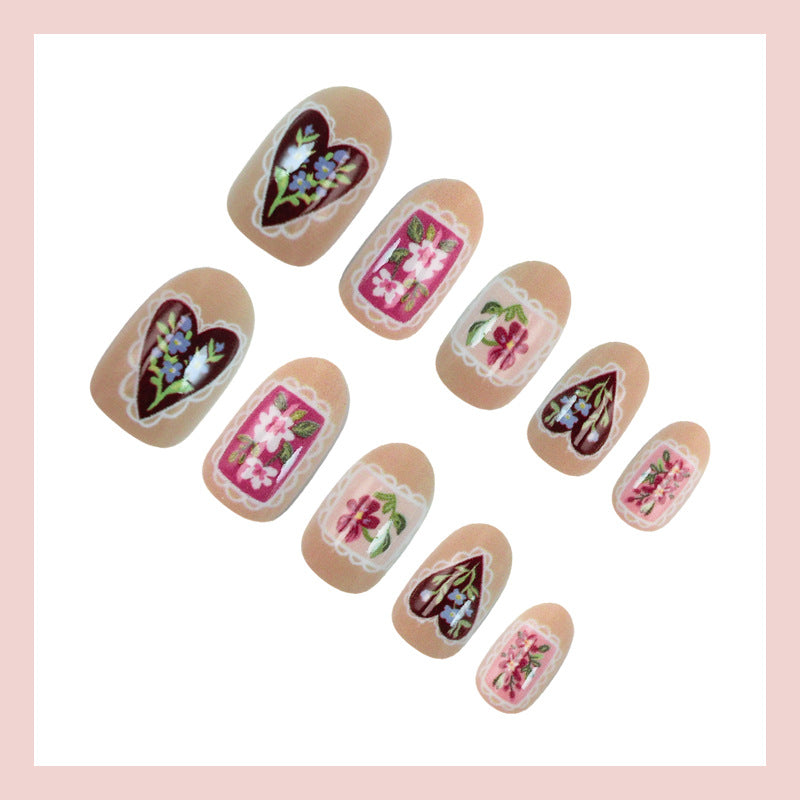Kunstnagelset mit floralen Designs und romantischen Details Brehn