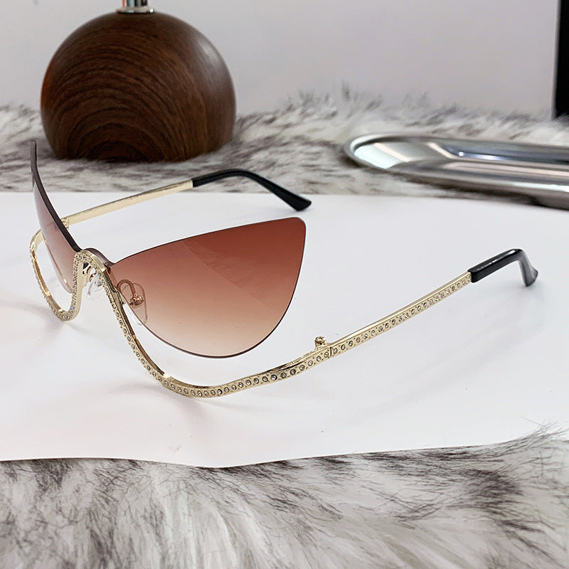 Damen extravagant geformte Cat-Eye Sonnenbrille mit funkelnden Applikationen Brehn