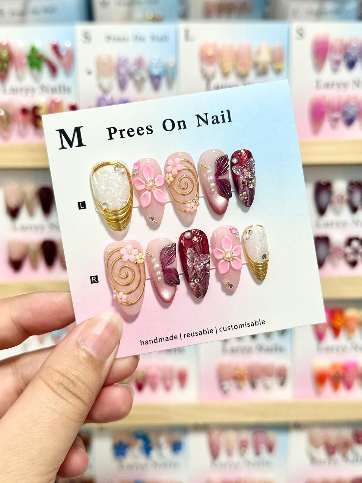 Dekoratives Press-On Nagelkunstset mit Blumendesigns