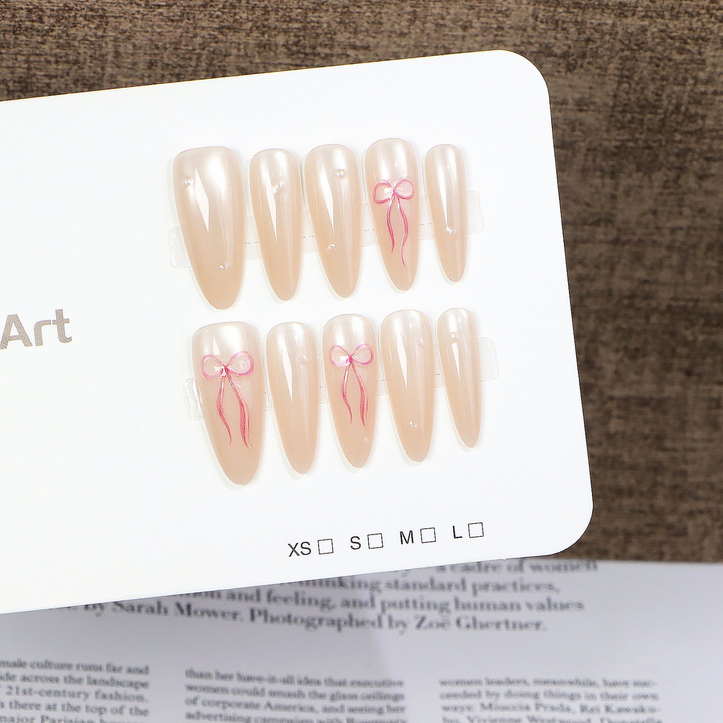 Elegantes Press-On-Nagelkunst-Set mit Schleifenakzenten Brehn