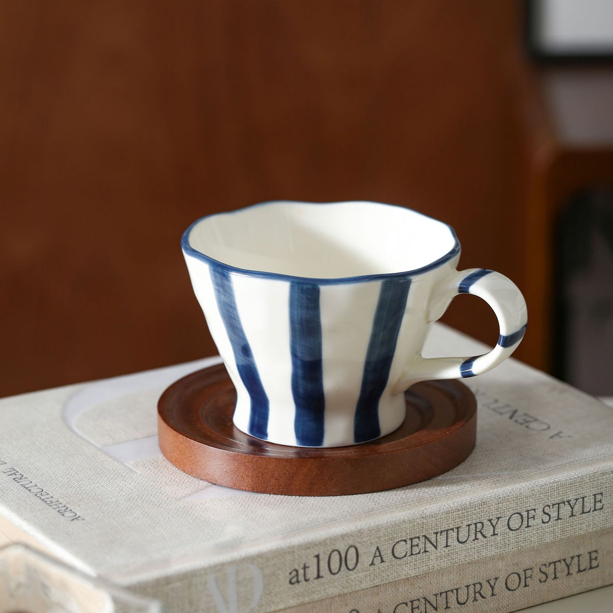 Skulpturale Keramik-Kaffeetasse mit geschwungenem Rand und markantem Streifendekor