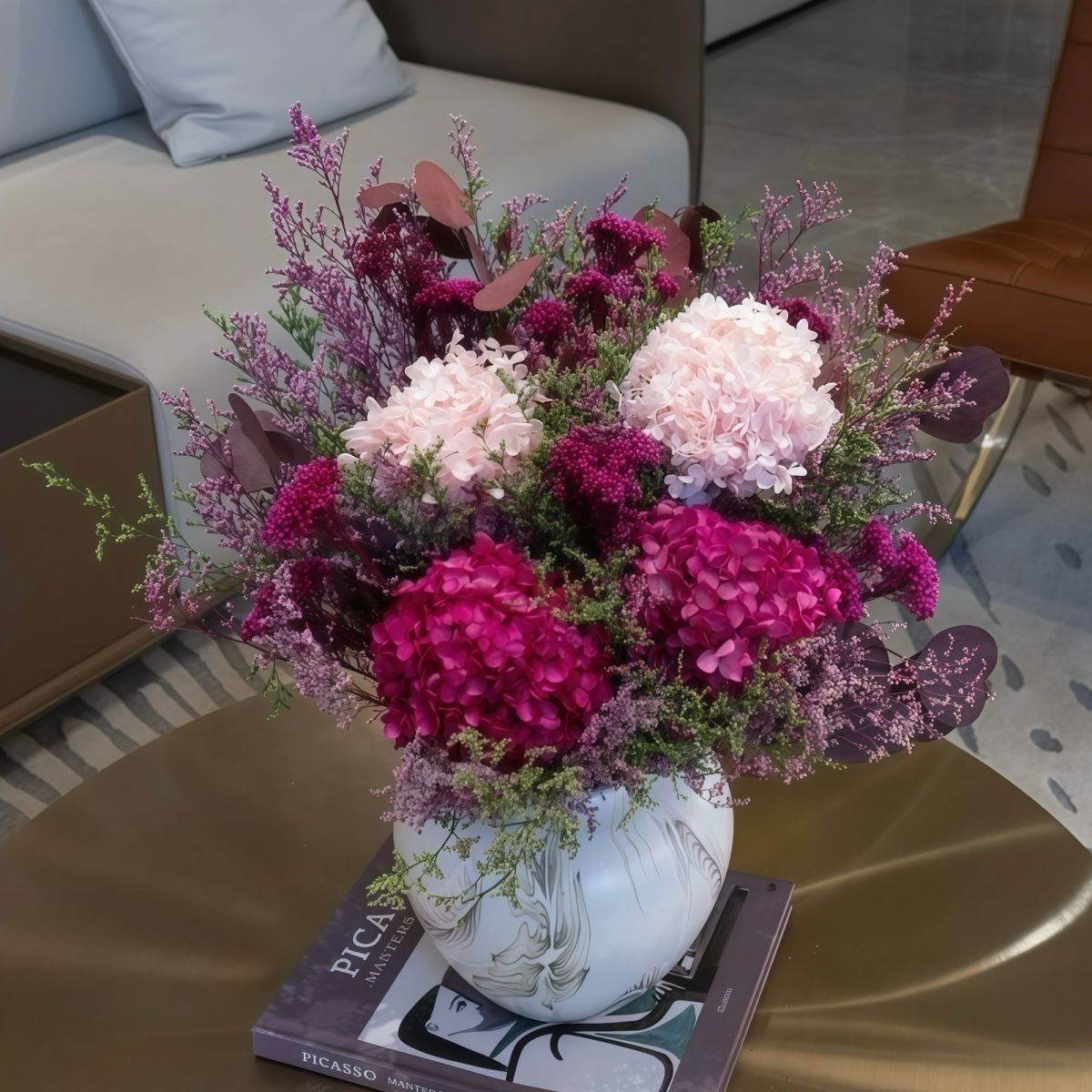 Dekorative Blumen-Centerpiece-Anordnung für besondere Anlässe