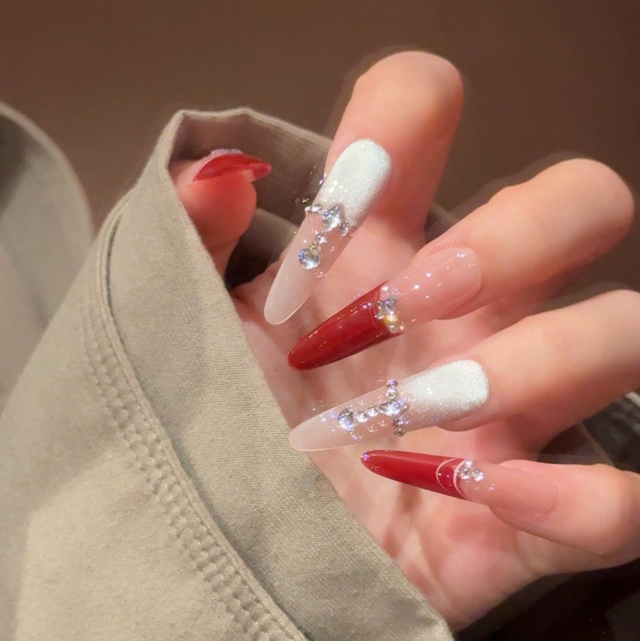Dekorative mit Strass akzentuierte Press-On Nagelerweiterungen Brehn