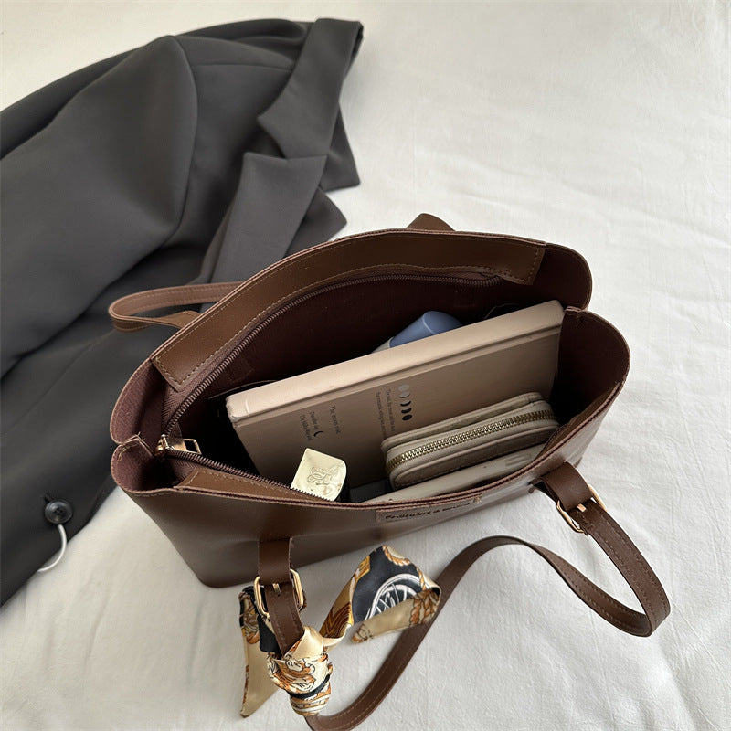 Elegante Kunstleder Tote Bag mit Schal-Detail