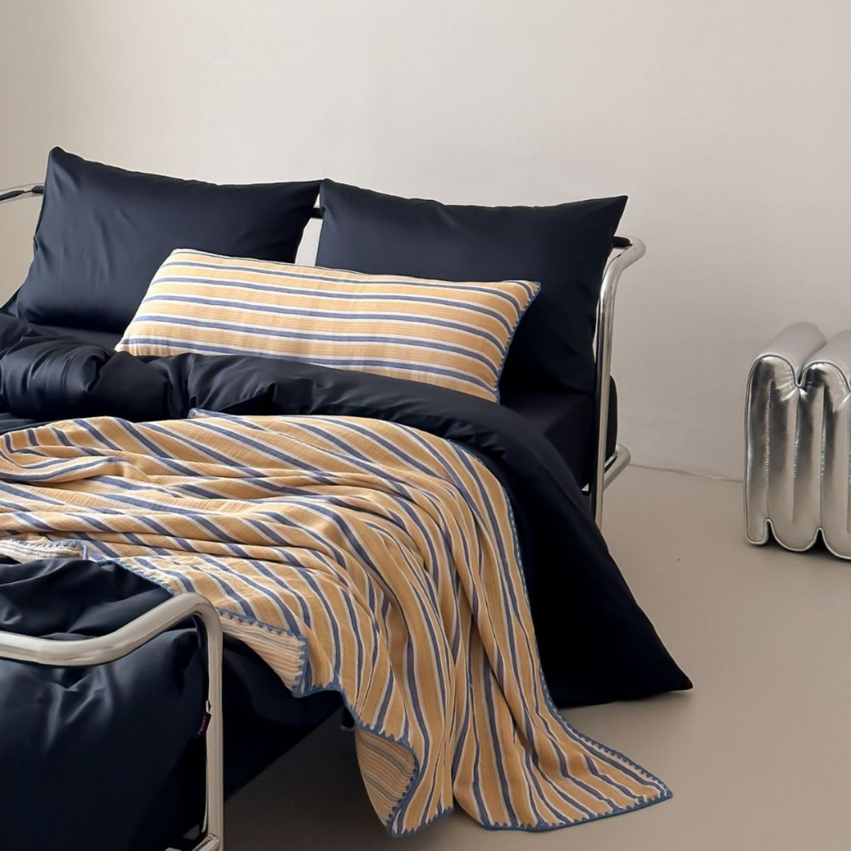 Baumwollsatin Bettbezug Set mit leichtem gestreiften Überwurf und Umschlagkissenbezügen