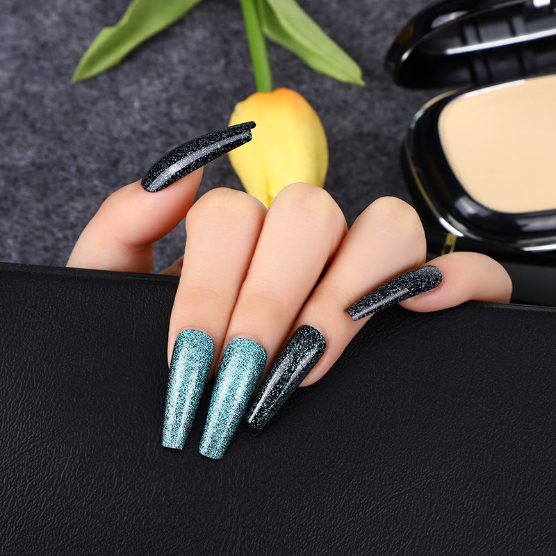 Kunstnagelset mit Glitzer und eleganten Übergängen Brehn