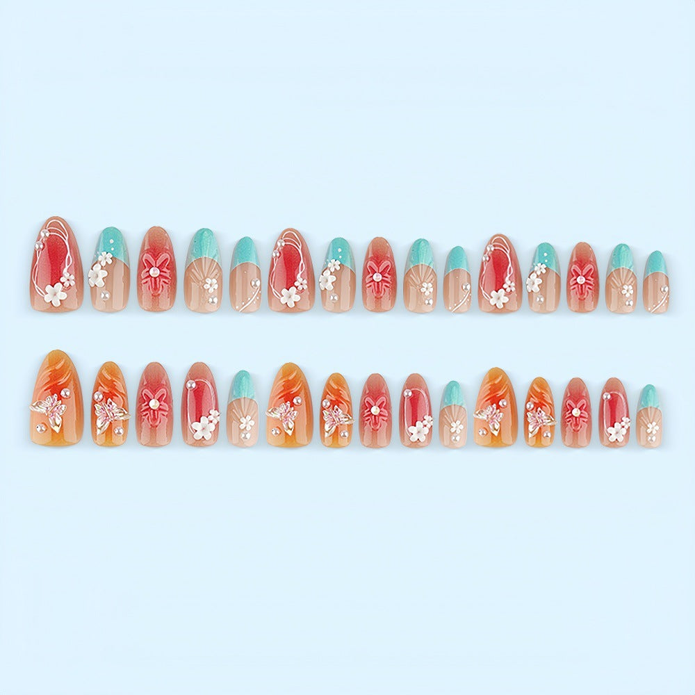 Kunstnagelset mit floralen Akzenten und glitzernden 3D-Applikationen Brehn