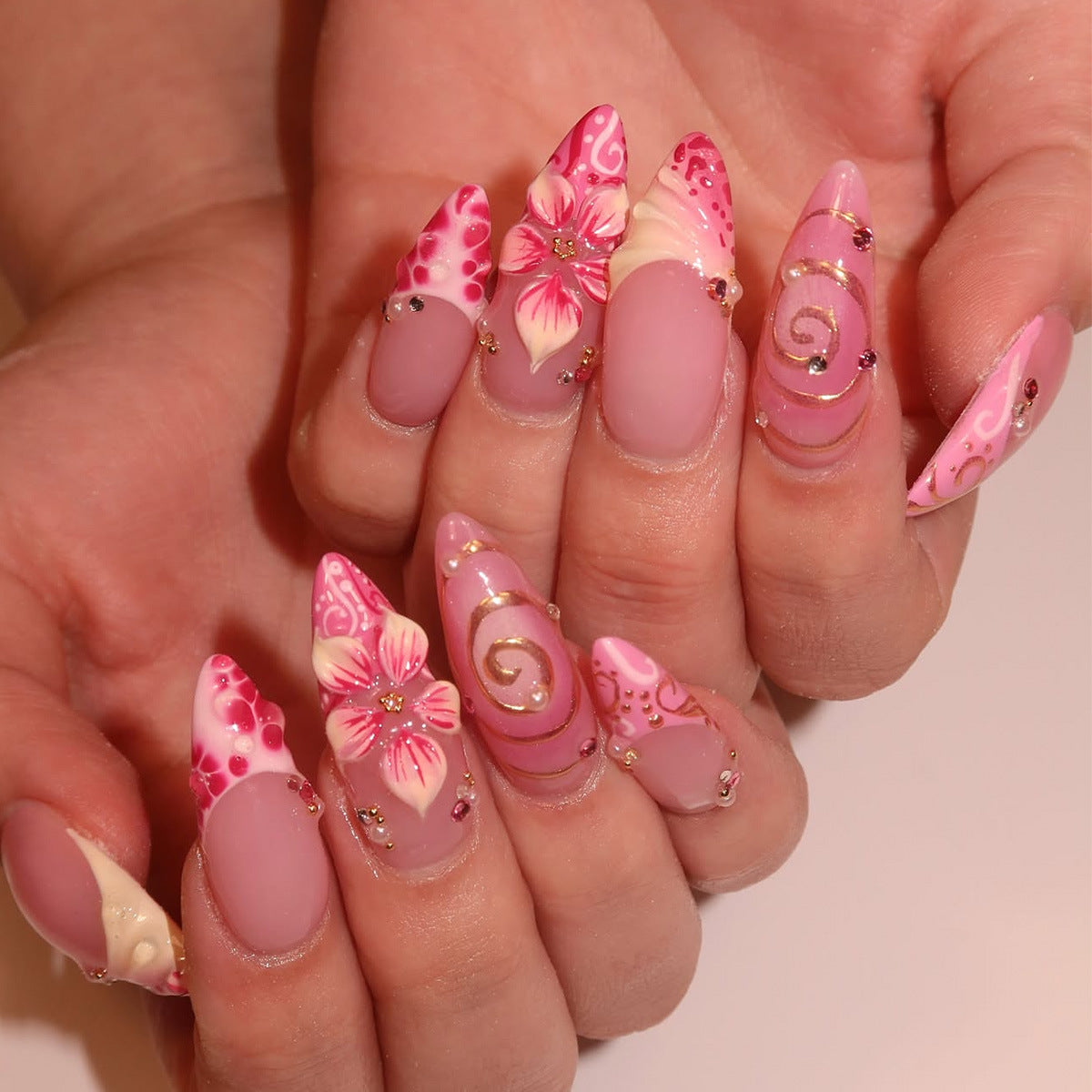 Künstlerische florale Stiletto-Nail Art