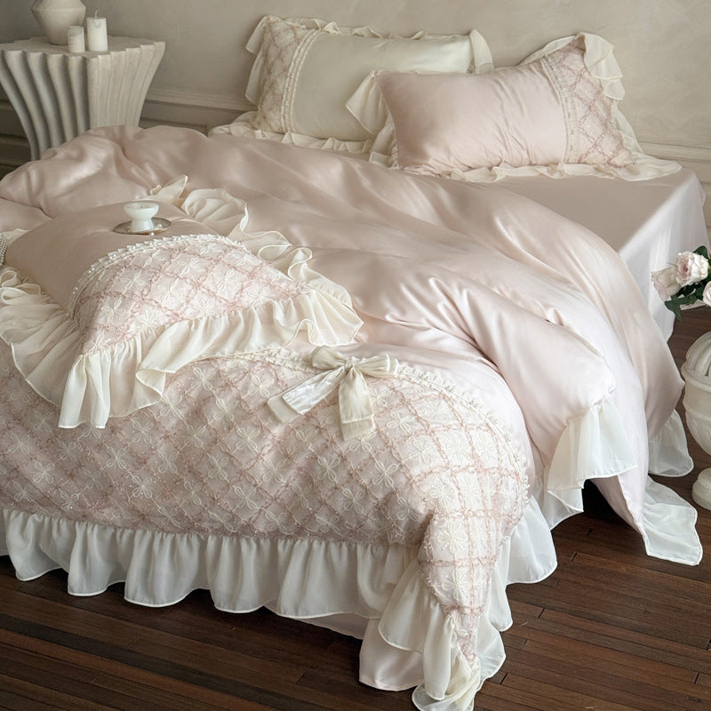 Romantische Satin-Bettgarnitur mit Volant, bestickter Spitzeneinlage und Schleifenapplikation