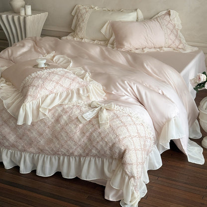 Romantische Satin-Bettgarnitur mit Volant, bestickter Spitzeneinlage und Schleifenapplikation