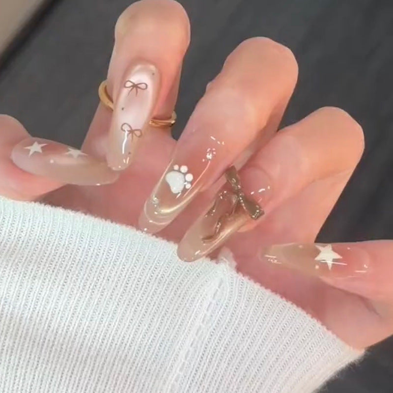 Kunstnagelset mit festlichem Geschenk-Design und eleganten Glitzer-Akzenten Brehn