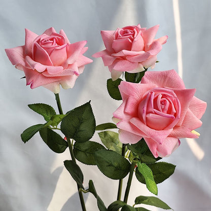 Lebensechter künstlicher Rosenstiel mit grünem Laub